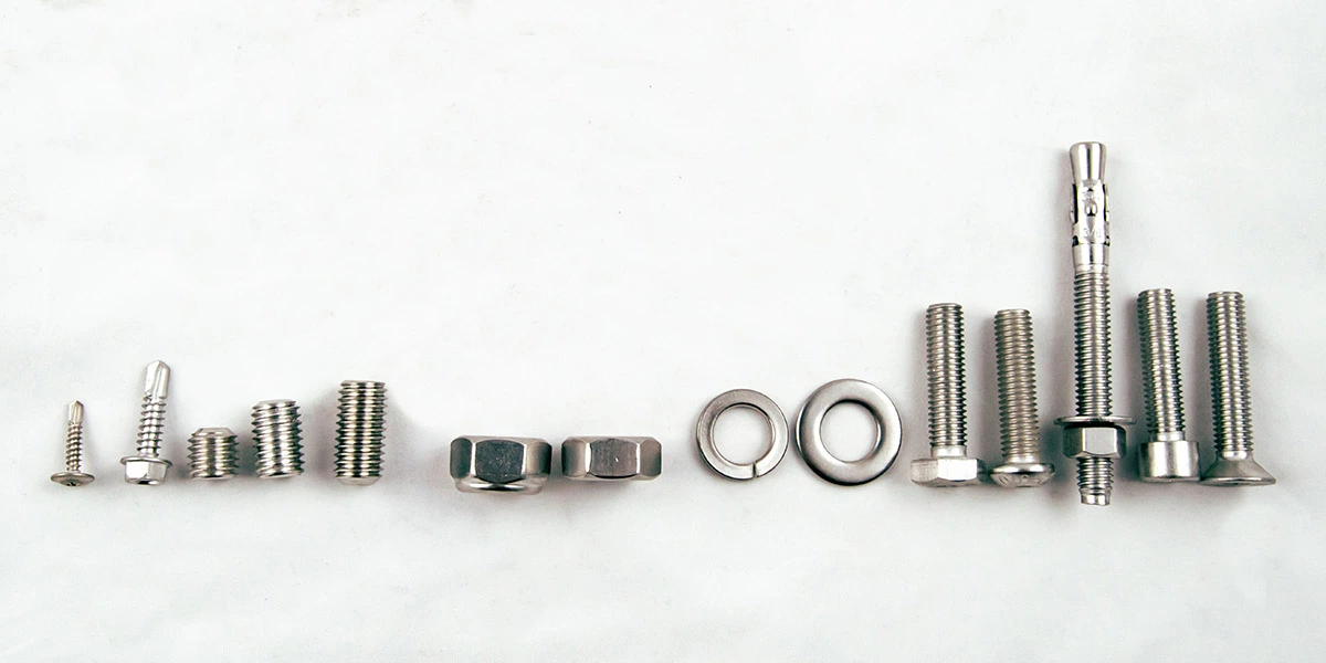 Acercamiento de tornillos rosca estándar, rosca milimétrica, de grado y galvanizados en San Luis Potosí | Torniplus